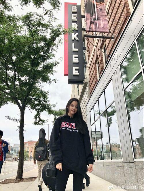 娱乐圈爆料欧阳娜娜恋情,甜蜜互动引粉丝热议